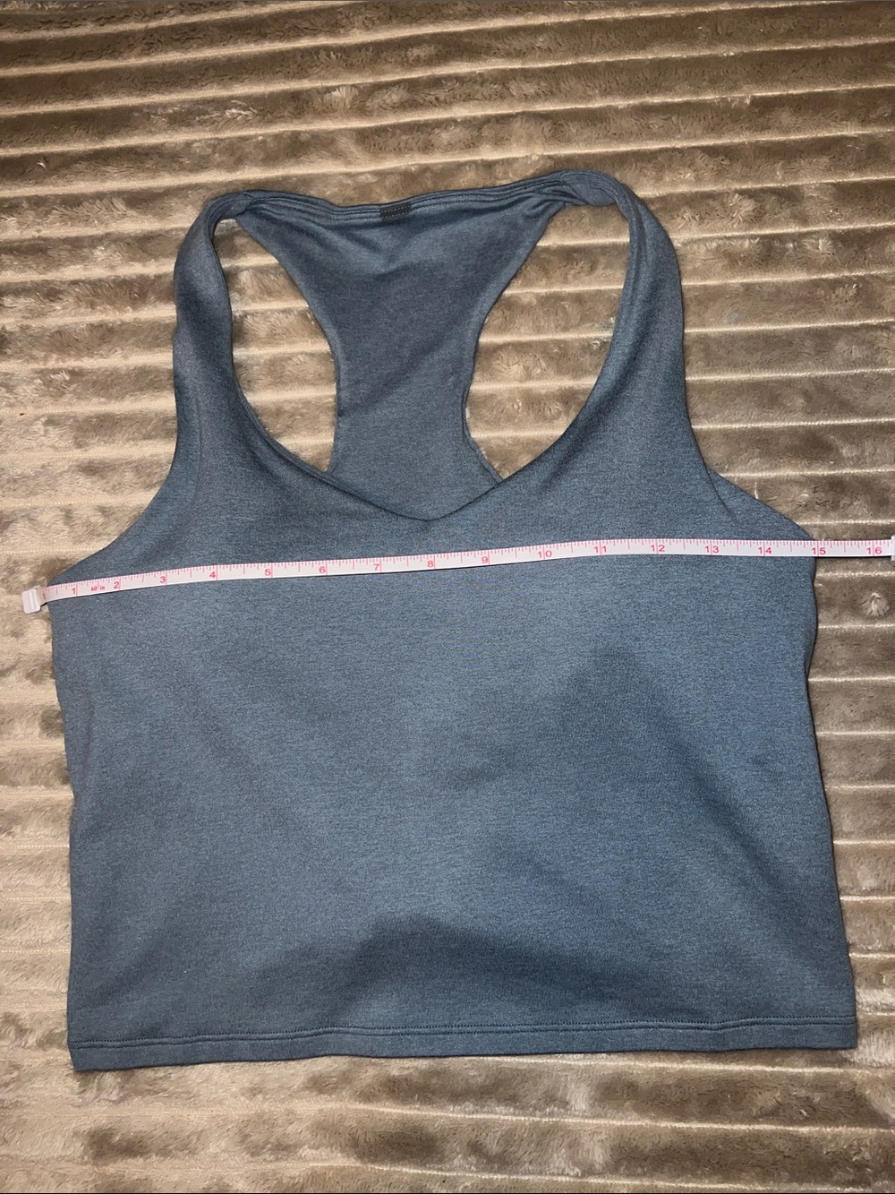 Vuori crop tank top. Large